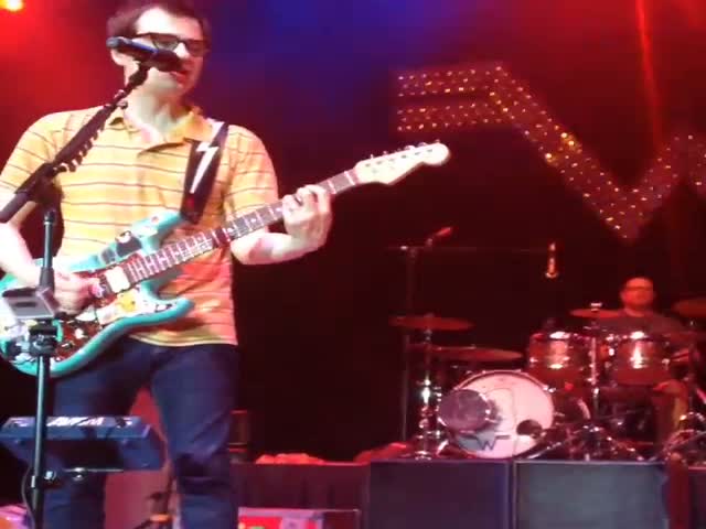 Weezer's Drummer Catches Frisbee Without Missing a Beat  (VIDEO)