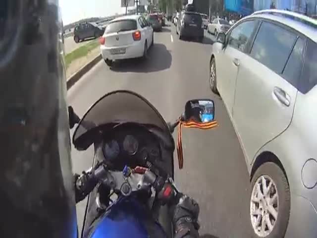 Motorcyclist Cuts through Traffic, Hits Car Door  (VIDEO)