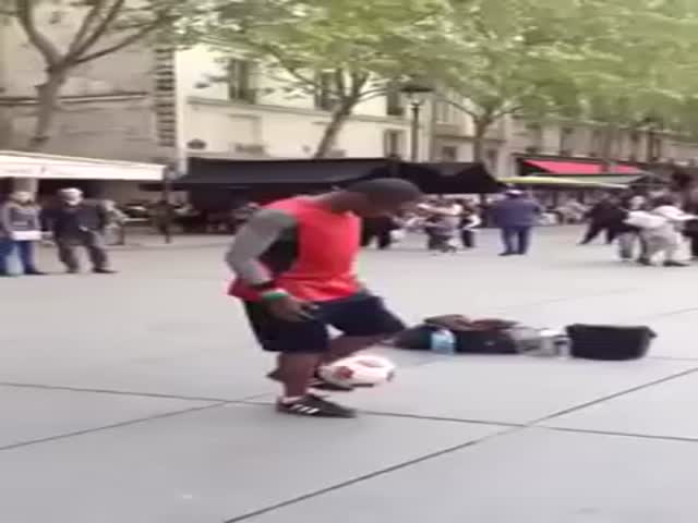 Street Performer Shows His Insane Control of the Ball  (VIDEO)