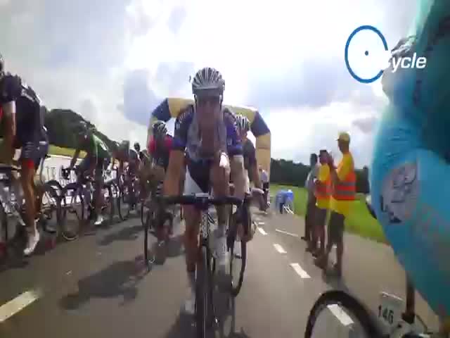 What a Professional Cycling Final Sprint Looks like from inside the Peloton  (VIDEO)