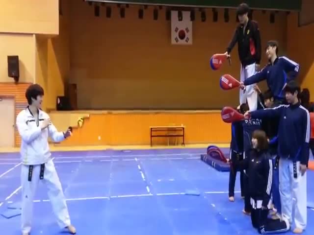 An Amazingly Talent Taekwondo Student Does an Awesome Quadruple Kick  (VIDEO)