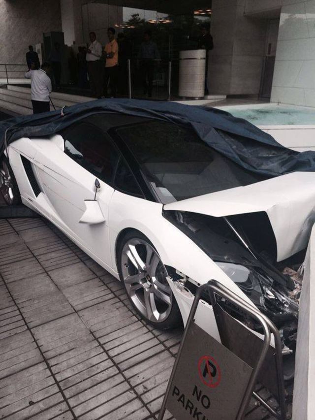Hotel Valet Crashes a Luxury Lamborghini