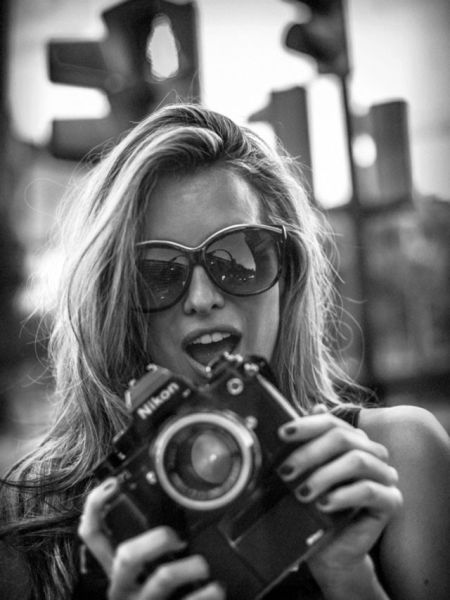 Sexy Girls With Cameras That Can Take My Picture Anytime 42 Pics