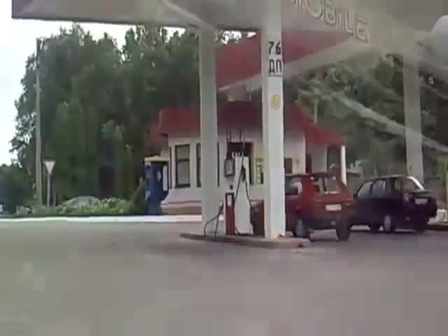 Really, Really Stupid Girl at the Gas Station  (VIDEO)
