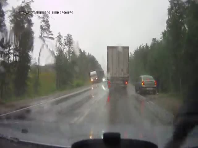Crazy Accident in Russia between Truck and Tanker  (VIDEO)
