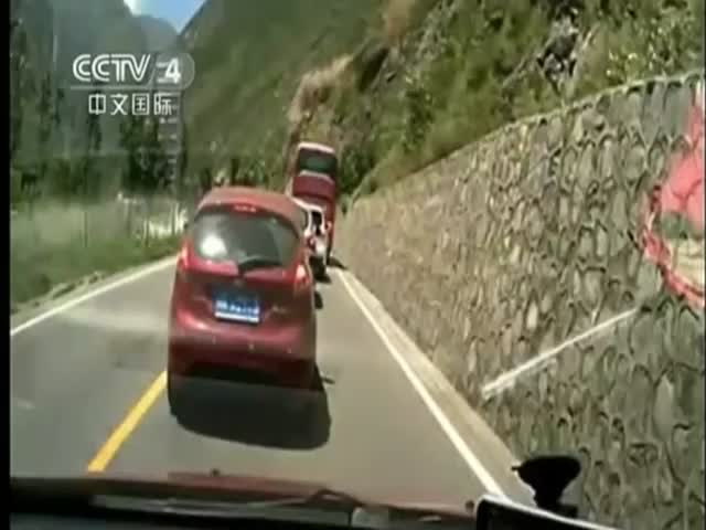 People Running for Their Lives as Terrifying Rock Slide Occurs  (VIDEO)