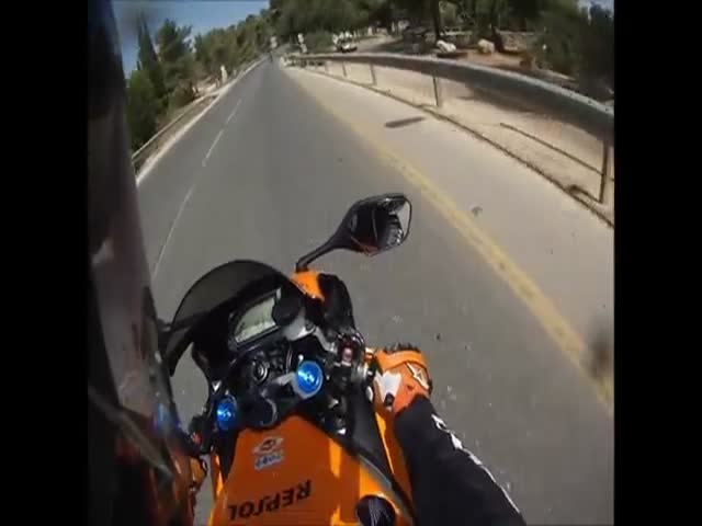 Reckless Cyclist Almost Gets Killed by Motorcycle  (VIDEO)