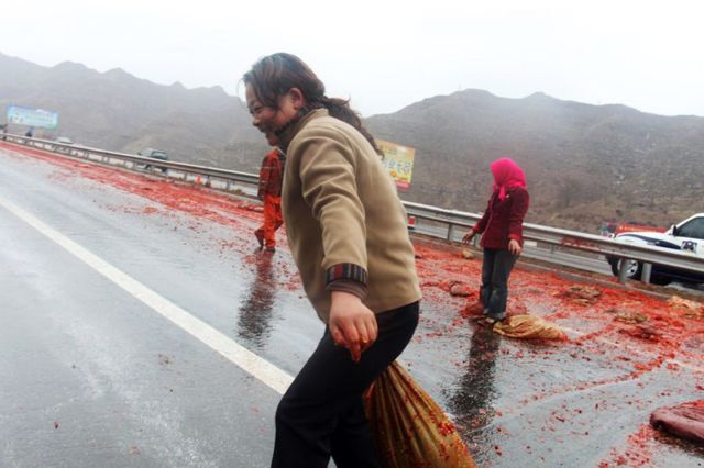 Chinese People Scavenge Goods from an Overturned Trucks