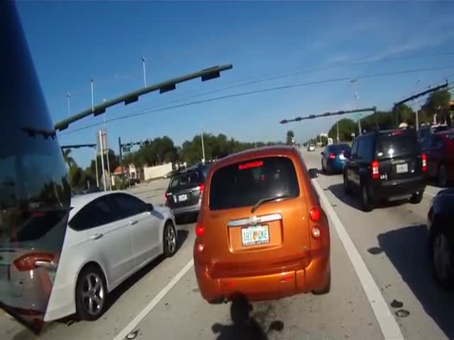 Motorcyclist Wakes Up Car Driver Sleeping at Red Light  (VIDEO)