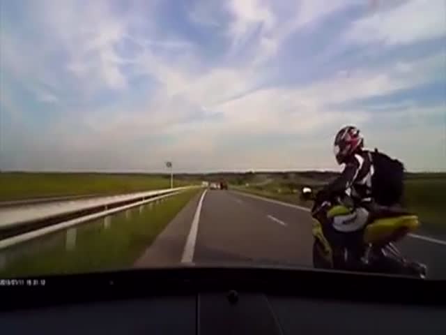 Trying to Road Rage a Car While on a Bike Is Plain Stupid  (VIDEO)