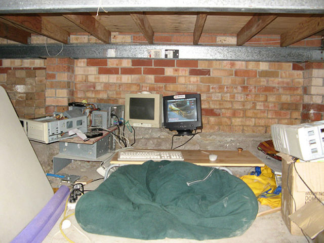 Disgusting Home Offices That Are the Pits