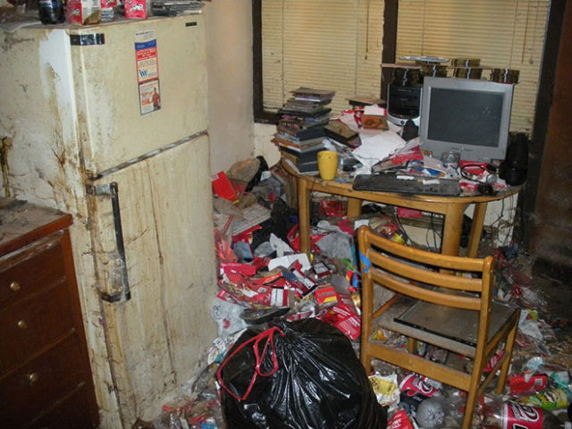 disgusting_home_offices_that_are_the_pits_640_20.jpg