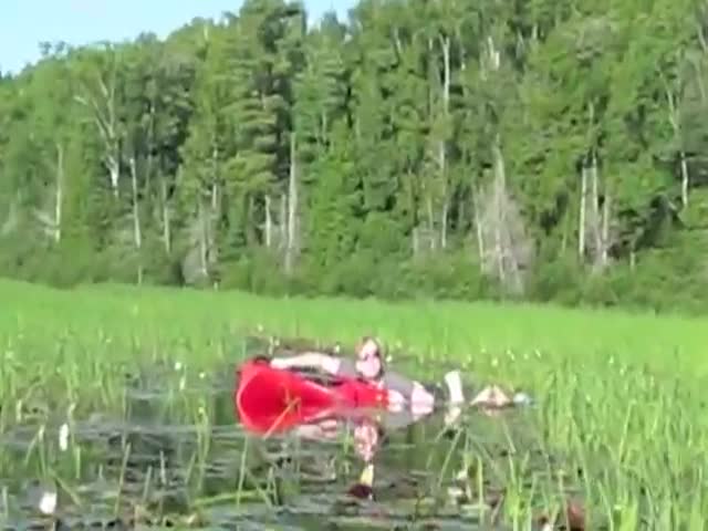Drunk Guy's First Time in a Kayak  (VIDEO)