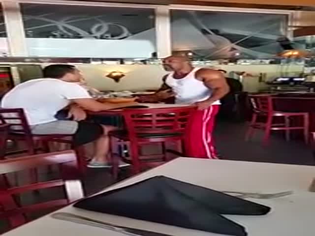 Bizarre Restaurant Moment between Boxers Shannon Briggs and Wladimir Klitschko  (VIDEO)