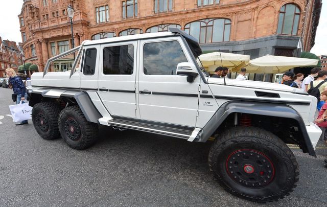 Arab Supercar Owners Flood London Streets with Impressive Luxury Rides