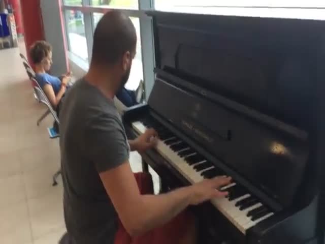 Pianist Plays 'Fur Elise' in 12 Different Styles at the Airport  (VIDEO)