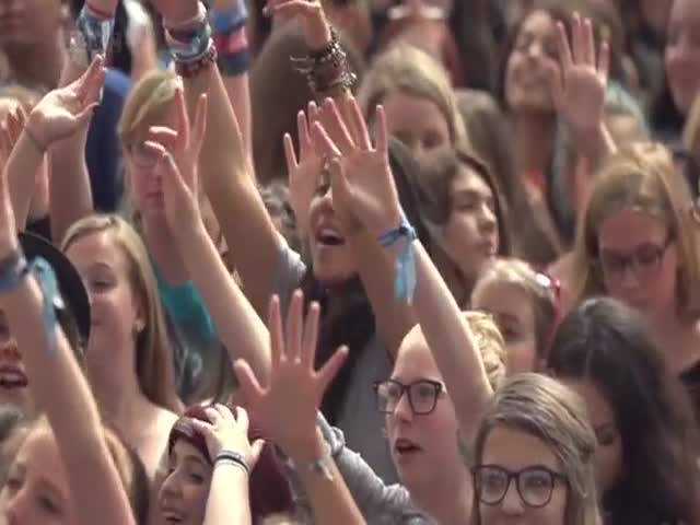 Fangirls in Their Natural Habitat Narrated by David Attenborough  (VIDEO)