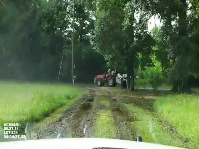 Police Officer vs Redneck Pulling a Keg Couch with a Tractor  (VIDEO)