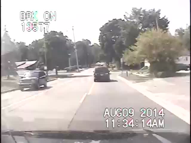 Cop Saves Woman Choking inside Her Car  (VIDEO)