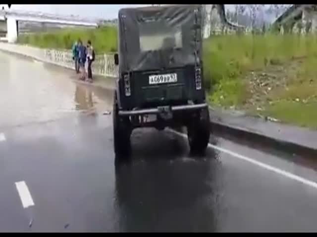 Optimistic Jeep Driver Tries His Luck  (VIDEO)