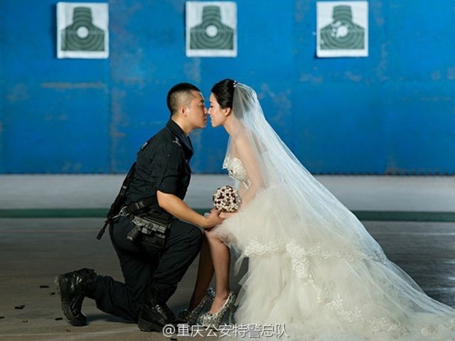 Chinese SWAT Officer Takes Wedding Photos on the Job
