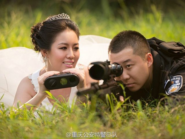 Chinese SWAT Officer Takes Wedding Photos on the Job