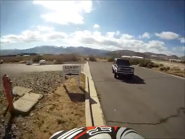 Crazy Truck Driver Attempts to Run Over a Motorcyclist  (VIDEO)