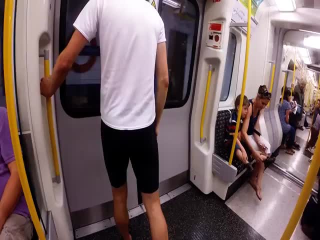 Man Races London Subway Train from One Stop to the Next  (VIDEO)