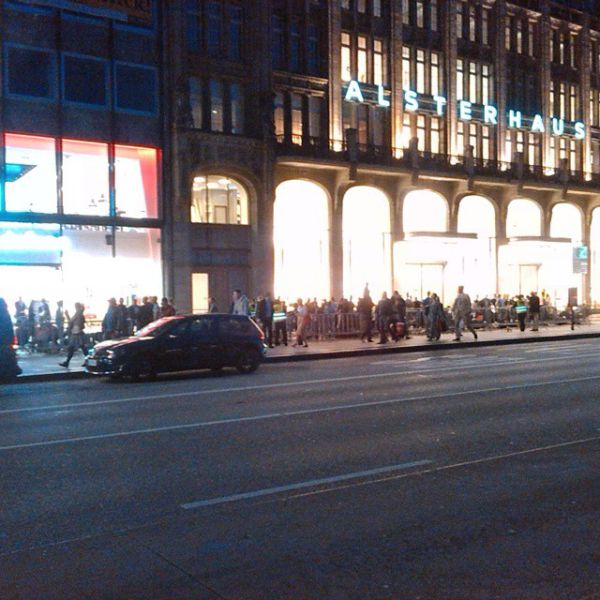 The Crazy Queues for the iPhone 6 Worldwide