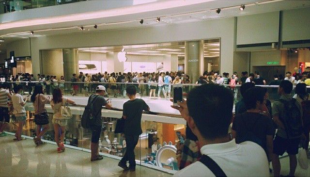 The Crazy Queues for the iPhone 6 Worldwide