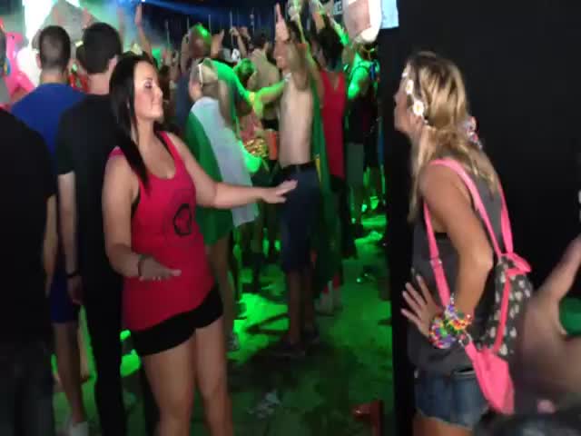 Girl Signs the Lyrics of Trance Music to Her Deaf Friend  (VIDEO)