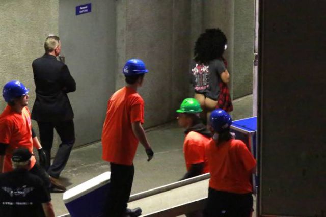 Lady Gaga Gets Gawked At Backstage In Hamburg 4 Pics Izismile