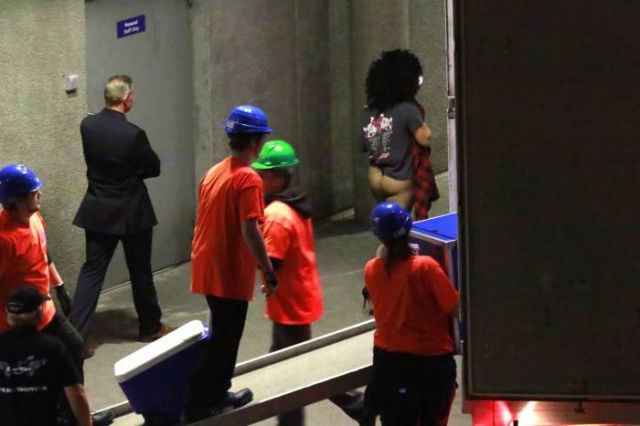 Lady Gaga Gets Gawked At Backstage In Hamburg 4 Pics Izismile