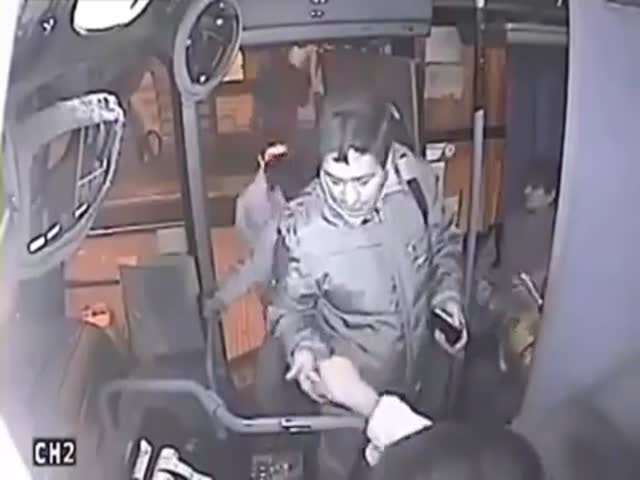 Bag Thief Receives Instant Justice by Bus Driver  (VIDEO)