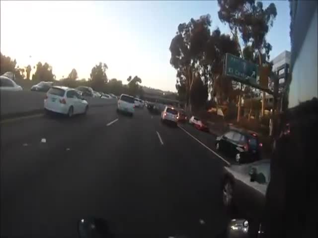 Motorcyclist Rescues Girl from Overturned Car  (VIDEO)