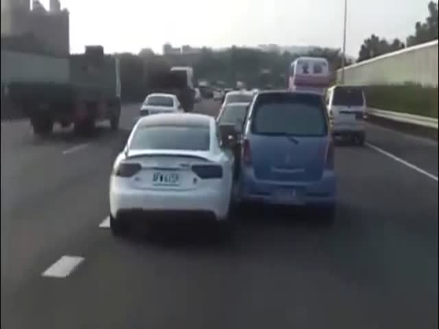 WTF Asian Road Rage on the Highway  (VIDEO)