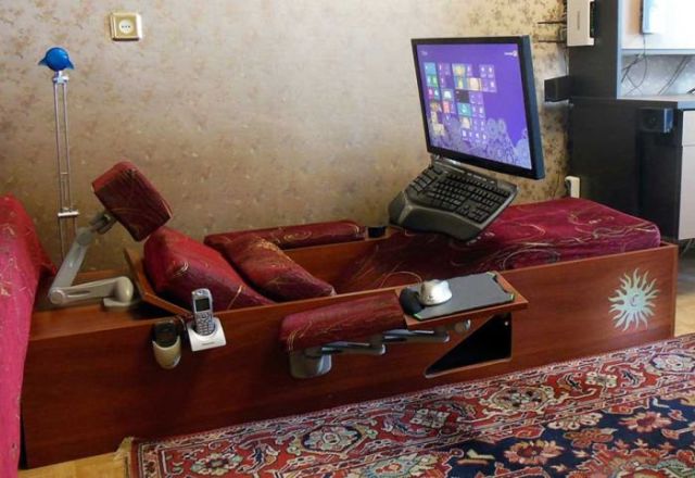 A Lounger Design That Lets You Use Your Computer in Comfort