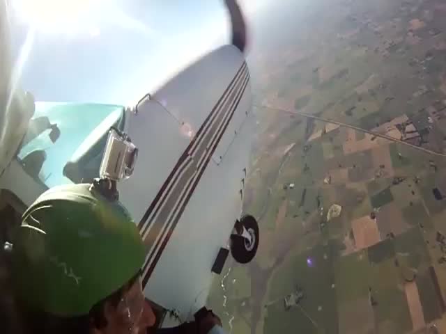 2 Skydivers Who Lost Track of Their Altitude Got Saved by their ADD  (VIDEO)