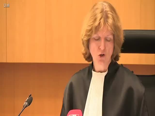 Father Throws Chair at Judge and You Can't Blame Him for That  (VIDEO)