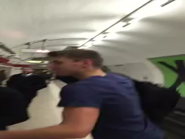 Epic Tongue Clicking Ping Pong Battle in London's Subway 