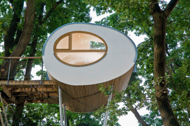 A Modern Treehouse That Is a Sanctuary in the Sky