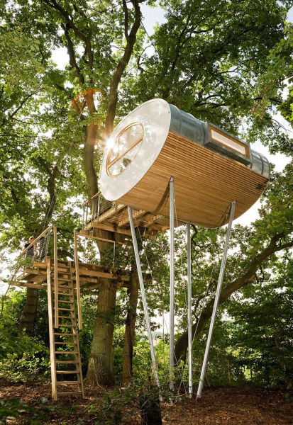 A Modern Treehouse That Is a Sanctuary in the Sky
