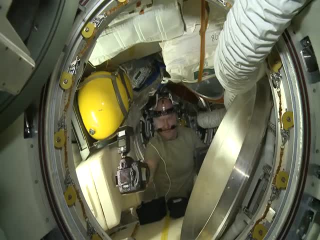 How to Take a Selfie in Space  (VIDEO)