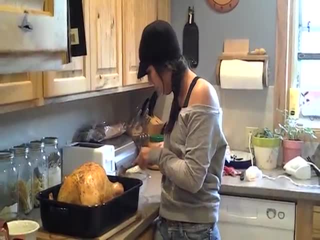 Funny Pregnant Thanksgiving Turkey Prank  (VIDEO)