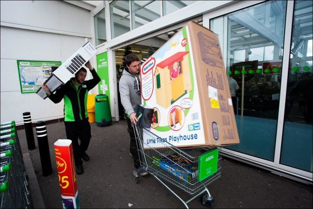 A Black Friday Face-off between Customers in Britain