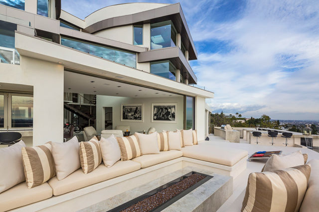 A Luxury Beverly Hills Mansion with Awesome Views of the City