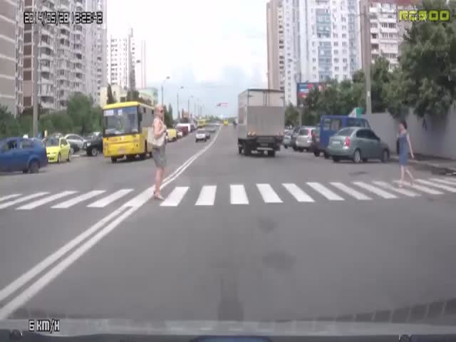 Russian Pedestrians Are a Totally Different Kind of Pedestrians 