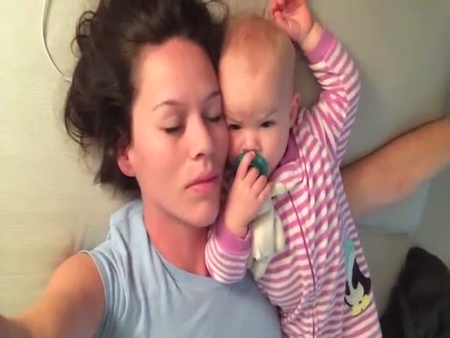This Is Why Co-Sleeping with a Baby Is Mission Impossible 