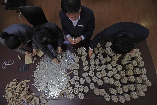Chinese Man Deposits 300 kg of Money into the Bank
