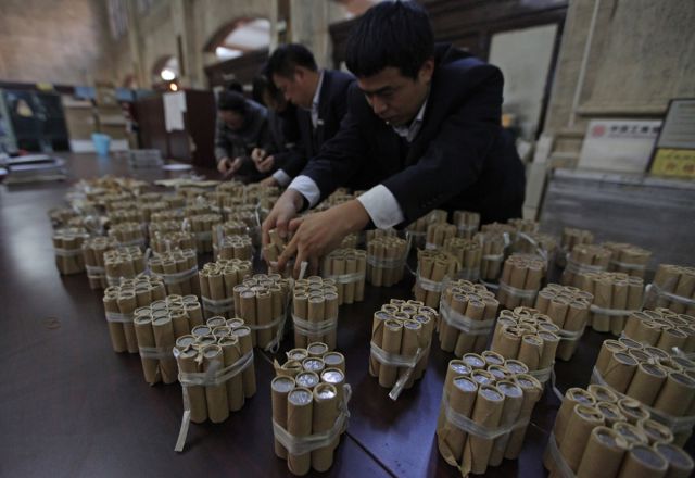 Chinese Man Deposits 300 kg of Money into the Bank